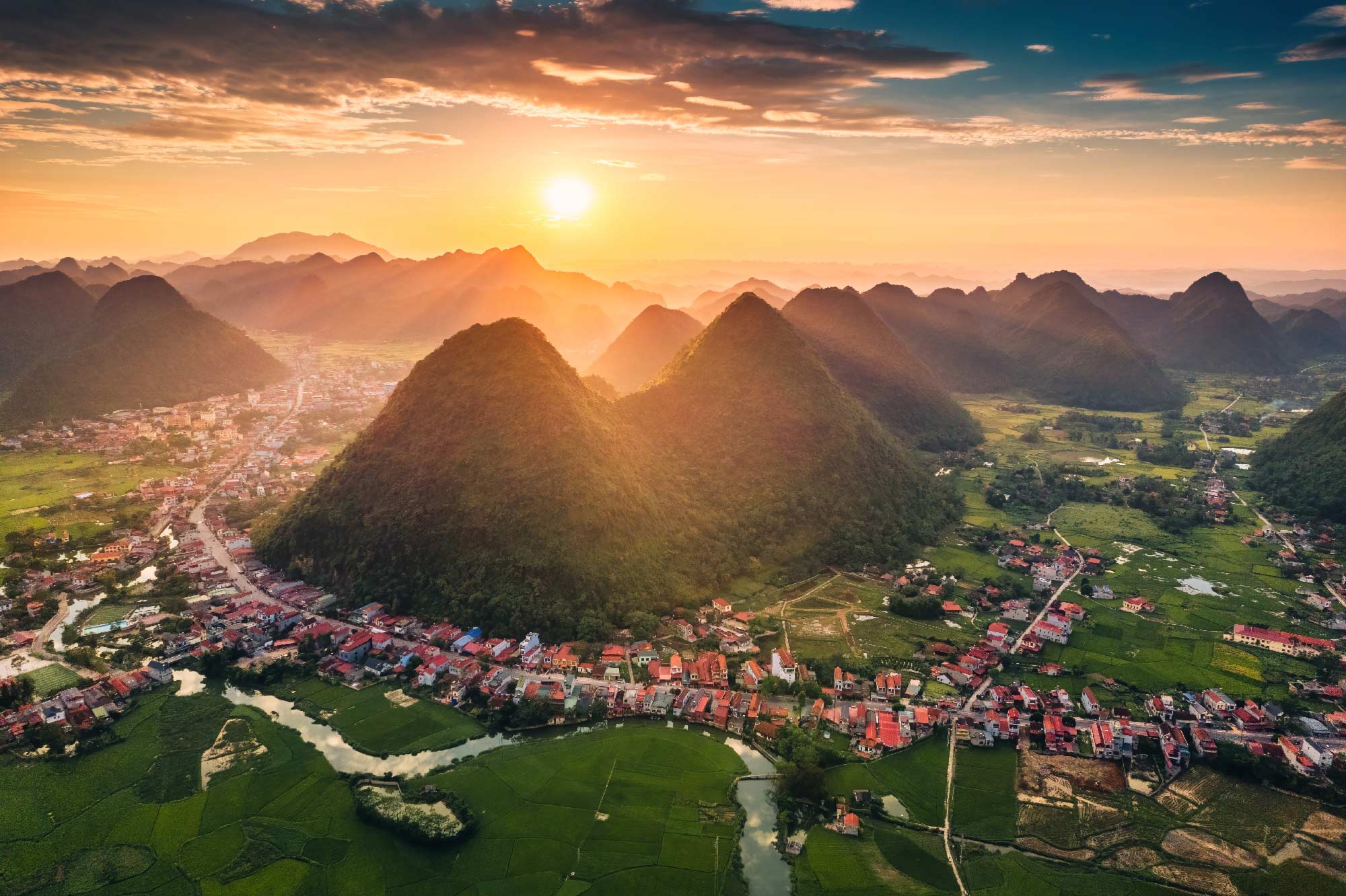 atardecer detrás de las montañas en yangsho, china
