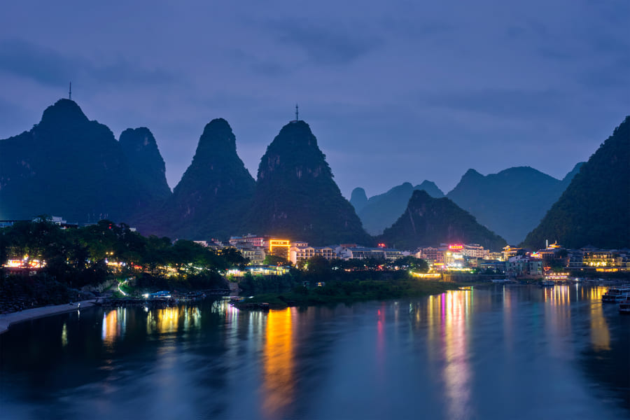 foto de noche de un paisaje de montañas yangshuo