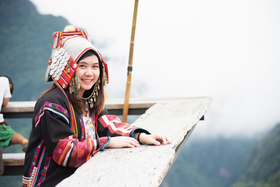 una niña riendo viendo el paisaje de yunnan