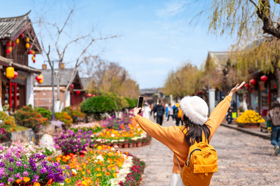 foto de una viajera caminando por una calle de china