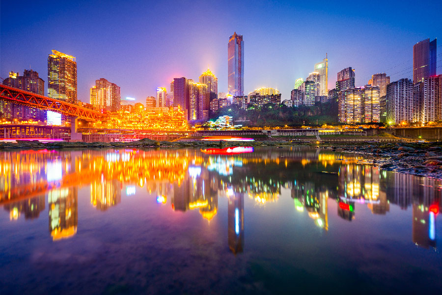 una foto de la ciudad de Chongqing de noche