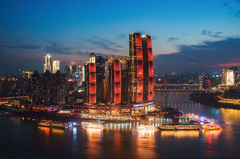 una imagen de la ciudad de chongquin en china de noche